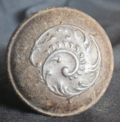 "Antigua perilla de puerta victoriana ornamentada de acero de 2,25""". Con tornillo original. Bonita pátina! Foto 1 de 4