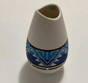 Sioux Pottery Vase Creamy White & Blue 8” Signed By Artisan - Picture 1 of 10