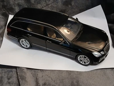 Minichamps 1/18 Minichamps Mercedes-Benz E-Klasse  2009 in schwarz - Bild 1 von 4