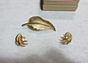 Vintage Crown Trifari Brooch Set Signed - Picture 1 of 6