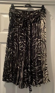 Marks & Spencer Black/Cream Pleated Skirt Size 14-Pre Owned - Picture 1 of 7