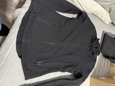 Chaqueta Lululemon Negra Define Talla 12 Larga con Agujeros para el Pulgar Usada en Excelente Condición Foto 1 de 4