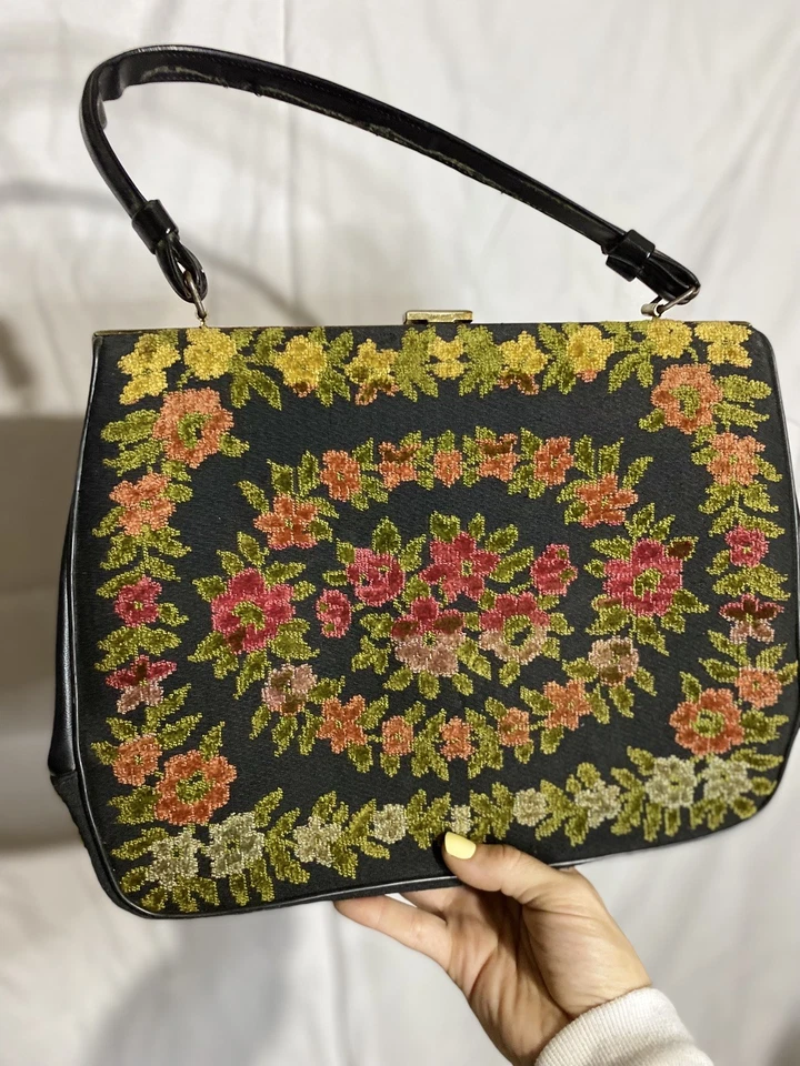 Bolso sin asas vintage de tapiz floral negro Verdi de los años 40 con asas de cuero Foto 1 de 4
