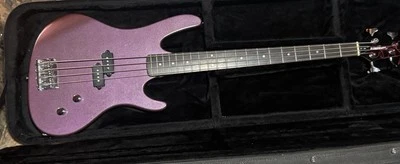 Bajo eléctrico Washburn XB-100 acabado metálico púrpura con estuche MBT Foto 1 de 4
