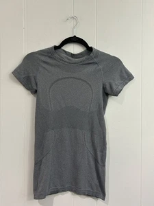 Women's Size 4 Lululemon Swiftly Tech Short Sleeve Gray Hip Length T-shirt - Bild 1 von 6