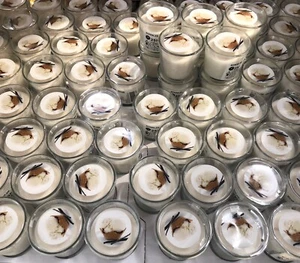 ✅ IKEA SINNLIG DUFTKERZE IM GLAS 7.5cm VERSCH. DUFTNOTEN 25Std. BRENNDAUER ✅ - Bild 1 von 5