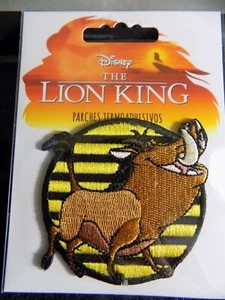 APPLICAZIONE PATCH TOPPA TERMOADESIVA DECORAZIONE GREMBIULE LION KING PUMBAA - Picture 1 of 1