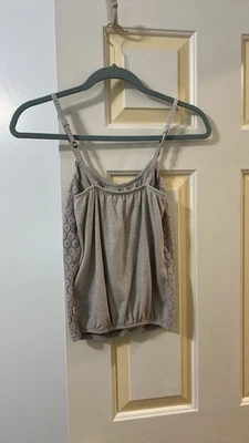 Encaje, Hollister, Gris Tank Talla Pequeña con Correas Ajustables  Foto 1 de 4