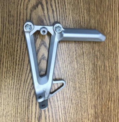 SOPORTE ESCALÓN TRASERO IZQUIERDO HONDA CBR600 F4 1999-2006 # 50760-MBW-000ZA Foto 1 de 4