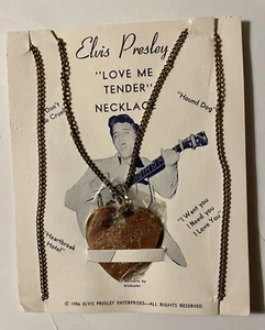 COLLAR DE PLATA TIERNA ELVIS PRESLEY LOVE ME en exhibición de tarjetas © 1956 EPE - SIN USAR, EN CAJA - Imagen 1 de 3