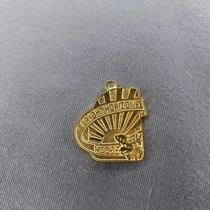 Colgante AZ Arizona Moose Clubs Bright Horizons tono dorado 1 1/4" - Imagen 1 de 2