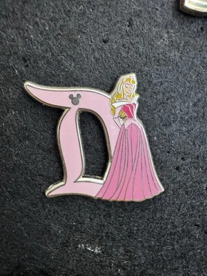 ЗНАЧОК DISNEY СКРЫТЫЙ МИККИ АВРОРА ПРИНЦЕССА ИЗ DISNEYLAND D КОМПЛЕКТ   - Изображение 1 из 3