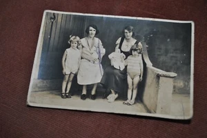 Ancienne photo de famille femmes enfants bébé - Afbeelding 1 van 1