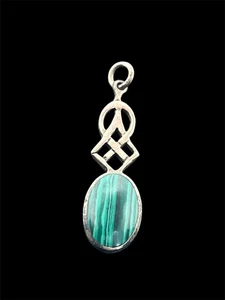 Piedra ovalada a rayas verdes malaquita engarzada en plata de ley colgante para collar - Imagen 1 de 14
