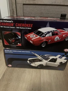 2 autos fundidos a presión Acme - Shelby Mustang y Chevrolet Camaro 1967 Joie Chitwoods - Imagen 1 de 2