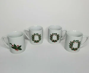Juego de 4 tazas navideñas vintage con patrón de corona y acebo de Navidad Cordon Bleu - Imagen 1 de 5