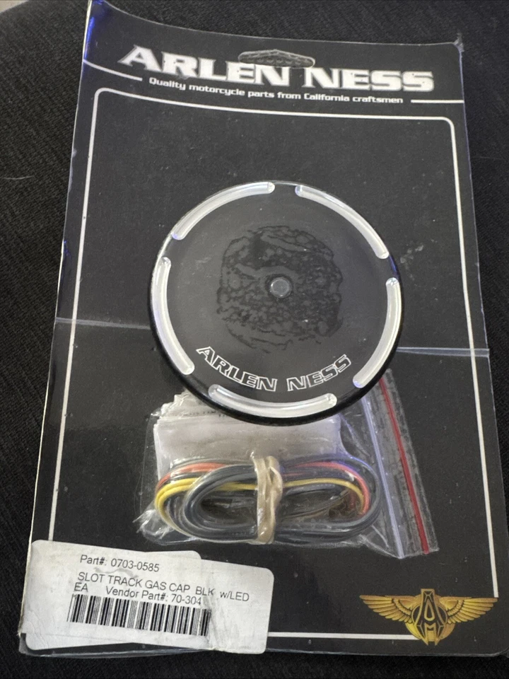 Tapa Gas Arlen Ness Billet Ranura Pista Negro LED Harley A3 Foto 1 de 1