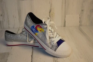NEU KU Kansas Jayhawks Low-Top glitzernde Turnschuhe Unisex 7 Herren/9 Damen - Bild 1 von 8
