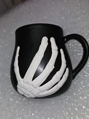 Caldeirão de Halloween preto branco esqueleto osso caneca mão gótica - Imagem 1 de 2