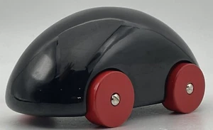 Coche de juguete Playsam Classic Streamliner negro con ruedas rojas Suecia madera Ulf Hanses - Imagen 1 de 9