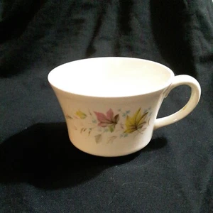 Taza de té de vidrio con estampado floral de hojas Fire King - Imagen 1 de 5