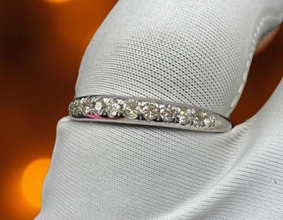 Anillo de compromiso de media eternidad con banda de diamantes naturales corte redondo media eternidad Foto 1 de 4