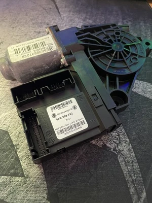 Volkswagen Golf Left Front Window Regulator Motor 10/2008-03/2013 5K0 959 792 - Image 1 of 4