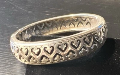 Brazalete Brazalete Vintage 1/2" Ancho Brighton Corazones Abiertos Bisagras Placa Plata Foto 1 de 4