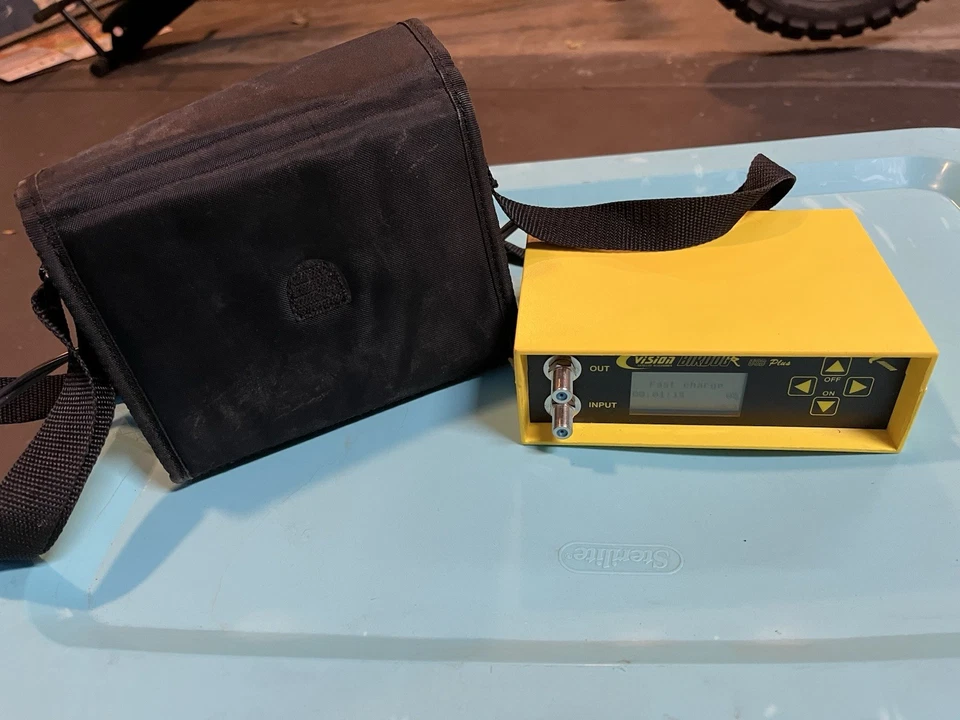 Medidor de sinal de satélite Perfect Vision Birdog USB Plus V4 com cabo, bateria e estojo - Imagem 1 de 2