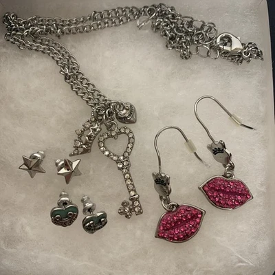 Juicy Couture Corazón Llave Corona Collar y (3) Pendientes Conjunto Labios Corazones Estrellas Foto 1 de 4