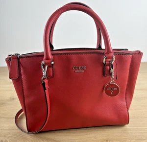 Borsa a mano GUESS rossa a tracolla - manico superiore, ciondolo medaglione, PVC - Foto 1 di 18