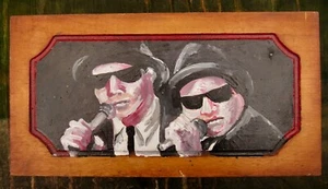 Original BLUES BROTHERS CAJA DE ESCONDITE PINTADA A MANO Música 10" ARTE FOLCLÓRICO Firmado NUEVO - Imagen 1 de 9