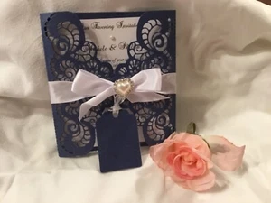 INVITACIÓN DE BODA AZUL MARINO PERLA Y LINO BLANCO CORTE LÁSER PERSONALIZADO - Imagen 1 de 7