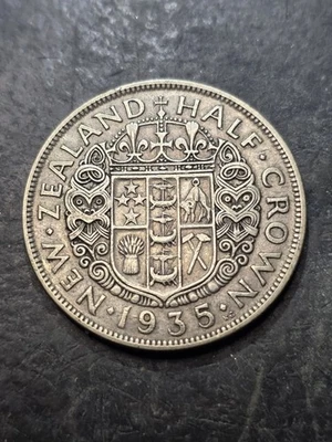 1935 New Zealand SILVER Half Crown Coin #111 - Image 1 of 2