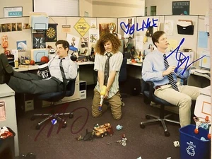 AUTÓGRAFO DE FOTOS FIRMADA ADAM DEVINE, ANDERS HOLM, BLAKE ANDERSON WORKAHOLICS 8X10 - Imagen 1 de 1