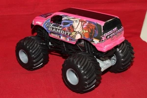 Camión diecast Monster Jam escala 1/24 Scarlet Bandit Hot Wheels - Imagen 1 de 2