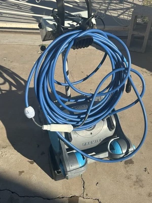 Robot aspirador de piscina Maytronics Dolphin Premier Foto 1 de 4