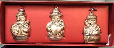 Gorham Juego de 3 adornos navideños muñeco de nieve enchapados en plata con perchas de cinta roja Foto 1 de 4