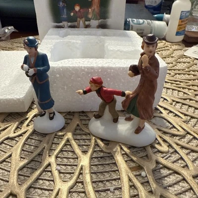 DEPARTMENT 56 DEPT 56 CHRISTMAS IN THE CITY VILLAGE ACCESSORY WINDOW SHOPPERS #59481 BRAND NEW