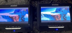 Sylvania SDVD9957 9" Dual Screen tragbarer schwarzer DVD Player im Fahrzeug Kopfstütze - Bild 1 von 7