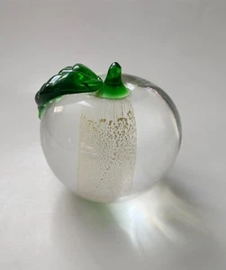 Pisapapeles en forma de manzana con hoja verde y núcleo dorado 3" - Imagen 1 de 6