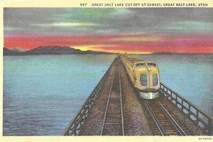 Great Salt Lake Utah Railroad Cut Off At Sunset WB Linen Postcard Unposted Train - Foto 1 di 2