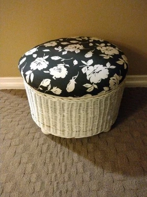 Taburete otomano vintage de bambú de mimbre rosa blanca y negra Foto 1 de 4