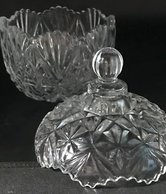 Plato de caramelo transparente de vidrio prensado con tapa, Gibson Home Foto 1 de 4