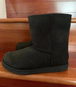Nuevas BOTAS NEGRAS IMPERMEABLES UGG Kids CLASSIC SHORT II 1019646K *talla 5* - Imagen 1 de 9