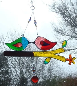 MULTI COLOUR LOVE BIRDS SUN CATCHER 21 cm STAINED GLASS EFFECT - Picture 1 of 3