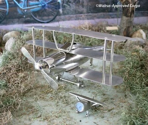 HOMEGOODS METALL FOKKER TRIPLANE OBJEKT & FLUGZEUG SCHREIBTISCHUHR (funktioniert möglicherweise nicht) - Bild 1 von 12