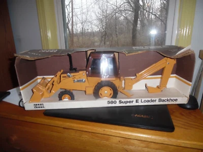 vintage 1986 ERTL 1/16 scale Case Super E loader-backhoe with box - Image 1 of 4