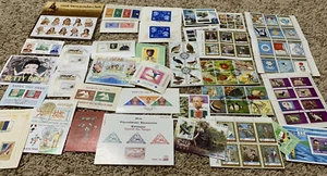 WW MINT & USED SOUVENIR AND SHEETS STAMP LOT FROM MANY WORLDWIDE COUNTRIES - Picture 1 of 11