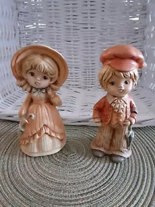 Conjunto de ropa de vestir vintage años 70 cerámica niña niño sombreros grandes paraguas estatuas MCM - Imagen 1 de 13